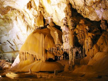 Krápníková výzdoba Mramorové jeskyně na Krymu
