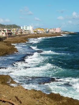 Nábřeží Malecón v Baracoa je omýváno vlnami Atlantiku  