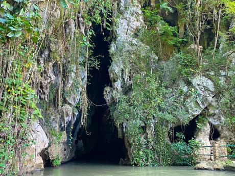 Plavba lodičkou po podzemní řece k východu z jeskyně Cueva del Indio