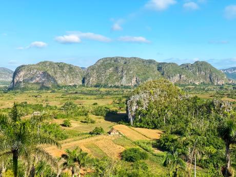 Údolí Viñales v pohoří Sierra de los Organos na západě Kuby