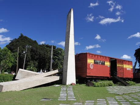 Památník vykolejeného vlaku připomíná vítězství Che Guevarry v roce 1958