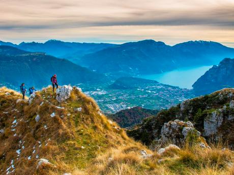 Vrchol hory Monte Misone poskytuje krásný výhled na okolní krajinu