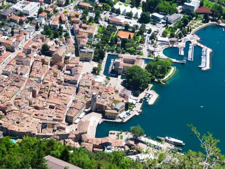 Riva del Garda leží na severním břehu Gardského jezera
