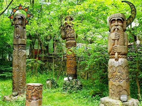 Dřevěné sochy nadpřirozených bytostí na Vrchu čarodějnic
