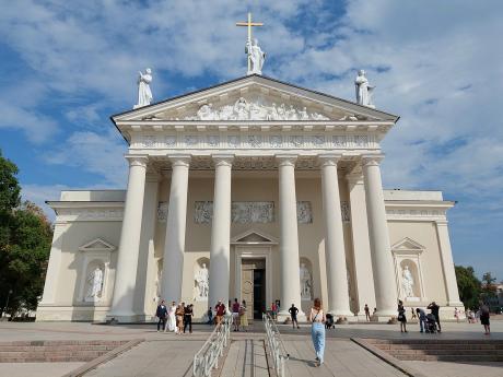 Průčelí vilniuské katedrály zdobí šest sloupů v dórském stylu