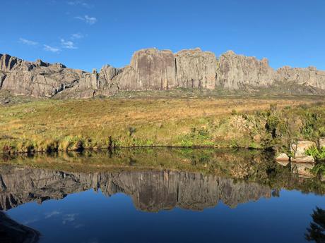 Zrcadlový pohled na skalní masiv v pohoří Andringitra