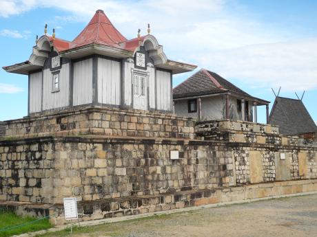 Královské hrobky v paláci v Antananarivu