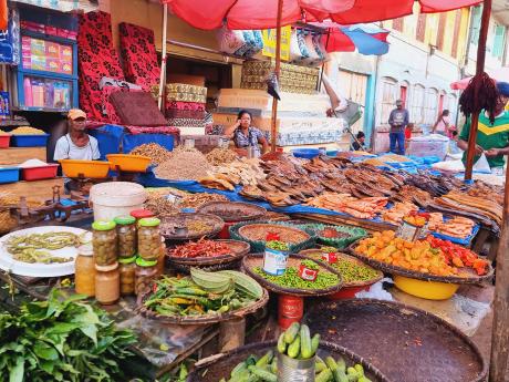 Přehlídka čerstvých produktů na trhu v Antananarivu