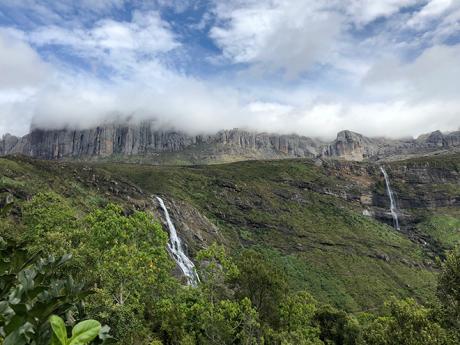 Panorama Andringitry s vodopády Riandaha a Riambava 