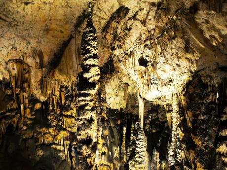 Krasová jeskyně Baradla na hranicích se Slovenskem