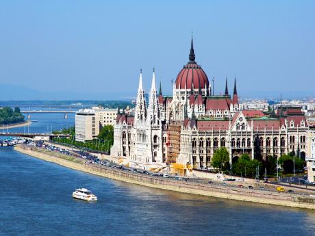 Budova parlamentu na břehu Dunaje v části Pešť