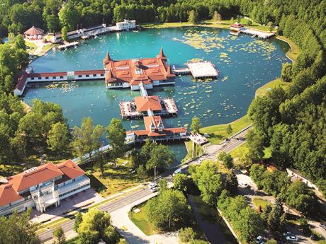Pohled na nejznámější maďarské lázně Hevíz