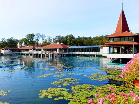 Termální jezero v lázních Hevíz