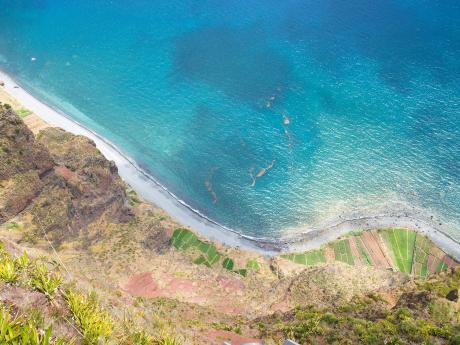Pohled z 580 m vysokého mysu Cabo Girão