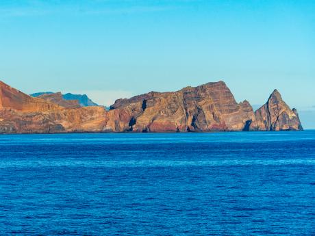 Pohled na Ponta de São Lourenço z trajektu na ostrov Porto Santo