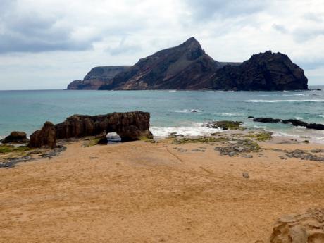 Dlouhá pláž na ostrově Porto Santo vyniká zlatým pískem