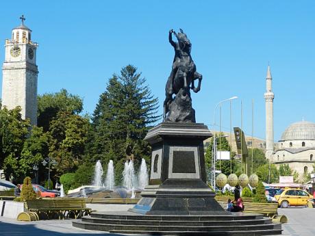 Náměstí v centru města Bitola s mešitou, hodinovou věží a sochou Filipa II.
