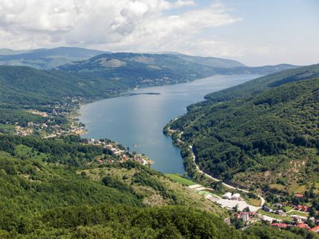 Jezero Mavrovo, které vzniklo zatopením údolí po výstavbě přehrady