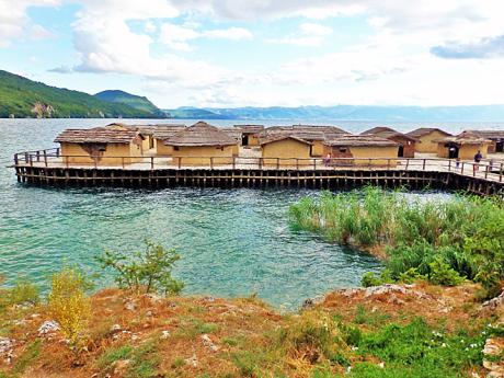 Zátoka kostí - model pravěkého sídliště postavený na hladině Ohridského jezera