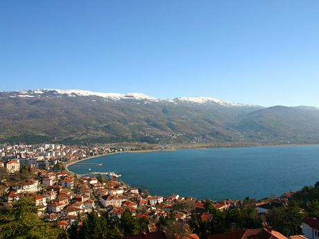 Ohridské jezero, na jehož břehu se rozkládá město Ohrid