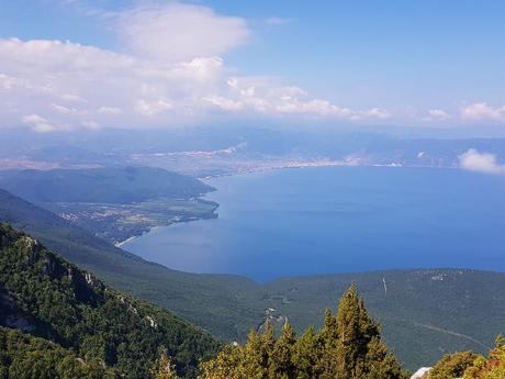 Pohled na kobaltově modré Ohridské jezero