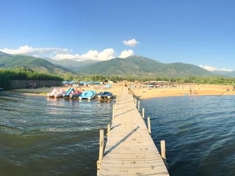 Prespanské jezero láká ke koupání i plavbě po klidné hladině