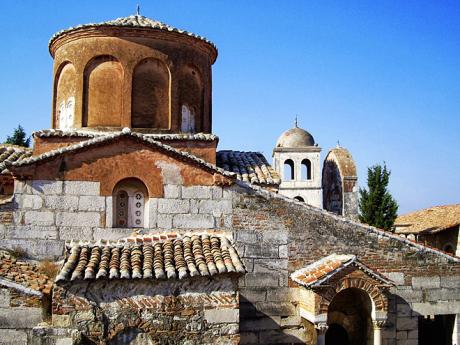 Střechy pravoslavného kláštera Sveti Naum
