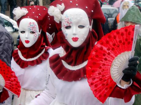 Lednový karneval ve Vevčani je plný roztodivných masek