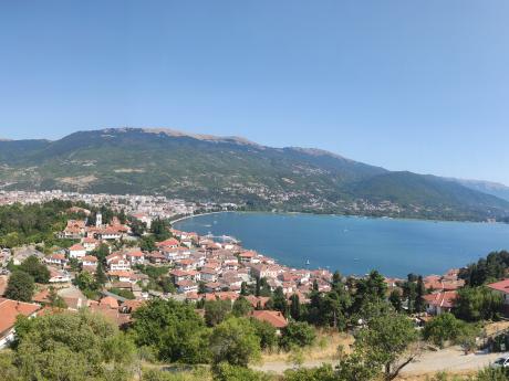 Ohridské jezero, na jehož břehu se rozkládá město Ohrid