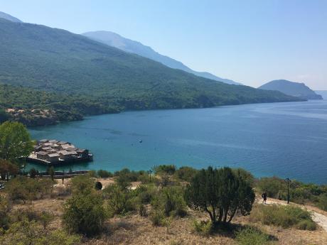Zátoka kostí je model pravěké vesnice postavený na Ohridském jezeře