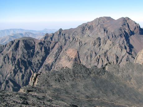 Pohoří Vysoký Atlas s vrcholky vysokými přes 4 000 metrů