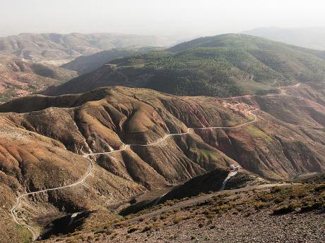 Silnice vlnící se pod průsmykem Tizi N'Test, který leží ve výšce 2 092 m n. m.