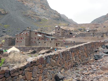 Chata na přespání pod vrcholem Jebel Toubkal