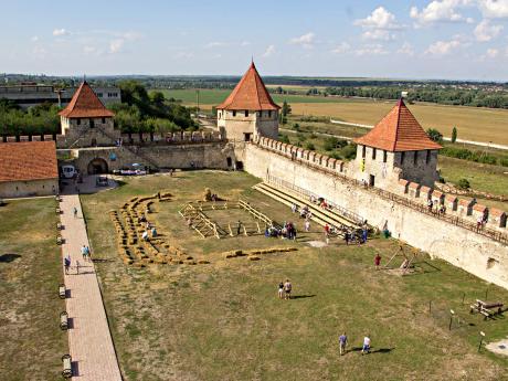 Vnitřní prostranství a zachovalé hradby pevnosti Bendery