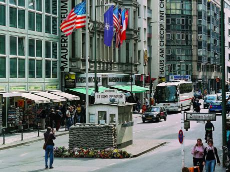 Replika hraničního přechodu Checkpoint Charlie v Berlíně