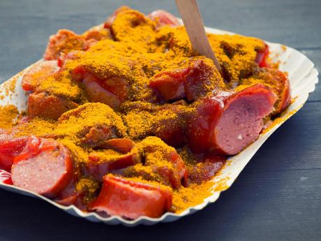 Nařezaná klobása s kečupem a kari kořením, to je berlínský Currywurst