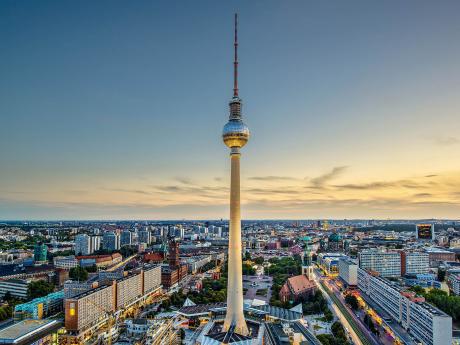 Televizní věž Fernsehturm se tyčí nad Berlínem do výšky 368 metrů