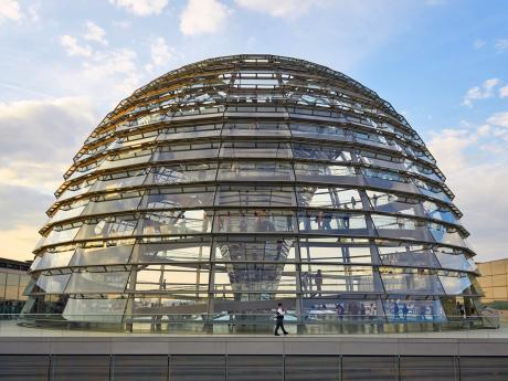 Skleněná kopule berlínského Reichstagu je dílem architekta sira Normana Fostera