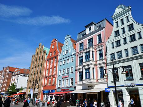 Pestrobarevné fasády měšťanských domů ze 17. až 19. století v Rostocku