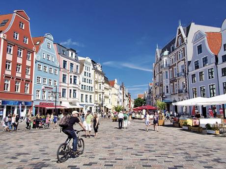 Ulici Kröpeliner v centru Rostocku lemují barevné hanzovní domy