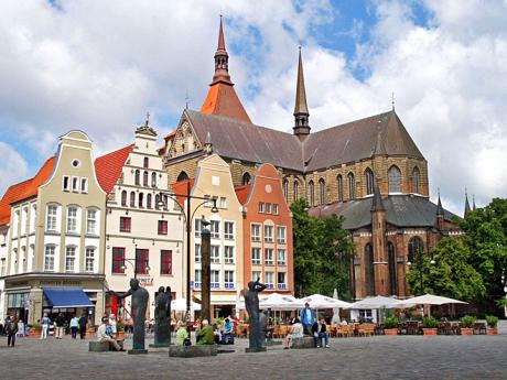 Rostocké Nové náměstí s gotickým chrámem Panny Marie v pozadí