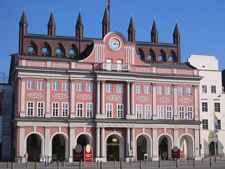 Novému náměstí v Rostocku dominuje barokní radnice s průčelím růžové barvy