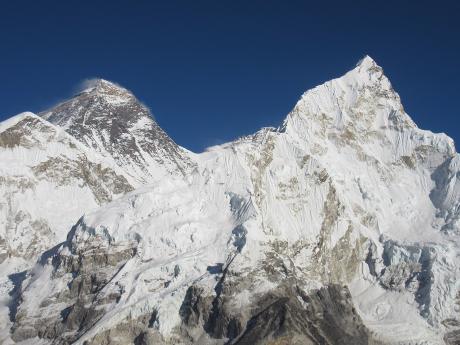 Mt. Everest a zub Nuptse, která je ve skutečnosti téměř o kilometr nižší