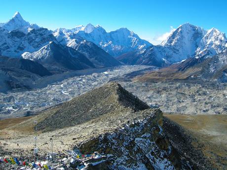 Výhled do okolí z vrcholu Kala Pattar
