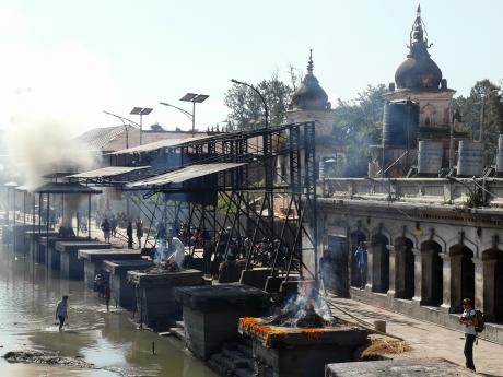 Pohřební gháty s planoucími ohni na okraji Káthmándú