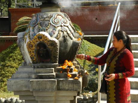 Žena vykonávající modlitbu puja (Swayambhunáth, Káthmándú)