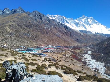 Osada Dingboche s osmitisícovkou Lhotse v pozadí