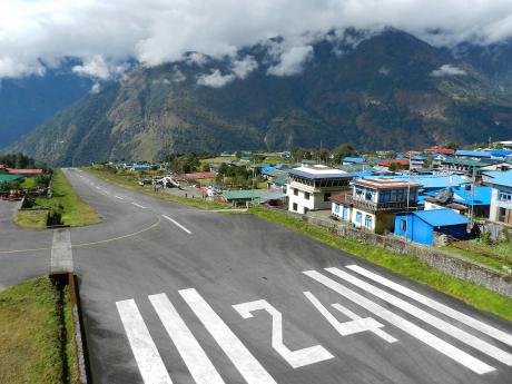 Dráha letiště v Lukle se sklonem dvanácti stupňů měří pouhých 527 metrů