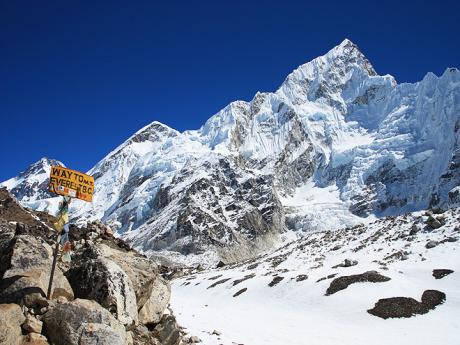Hora Nuptse je vidět po cestě do základního tábora Everestu
