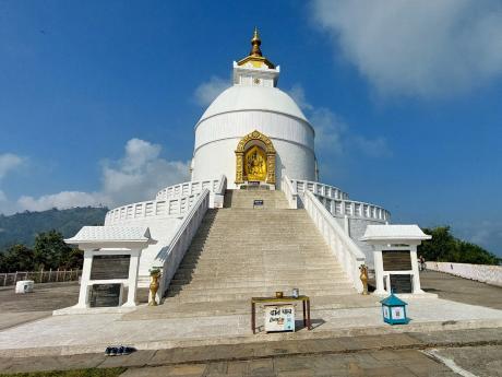 Nad městem Pókhara se tyčí buddhistická Stúpa světového míru